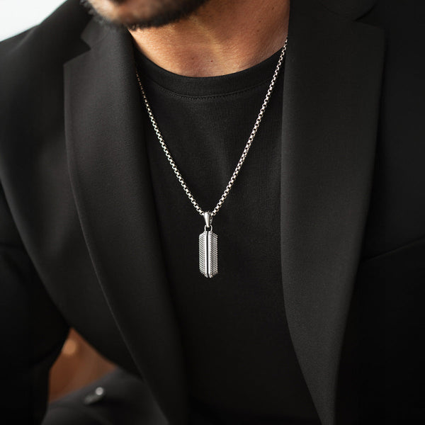 Model draagt een zilveren ketting voor heren met een herenhanger