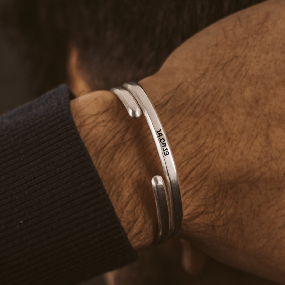 Un homme portant un bracelet en argent.