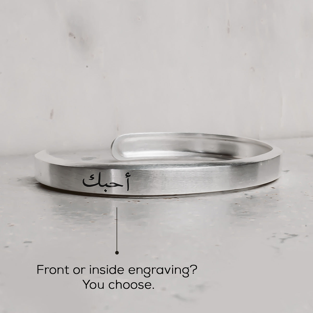Un bracelet avec embossage, à l'avant ou à l'intérieur, au choix ?