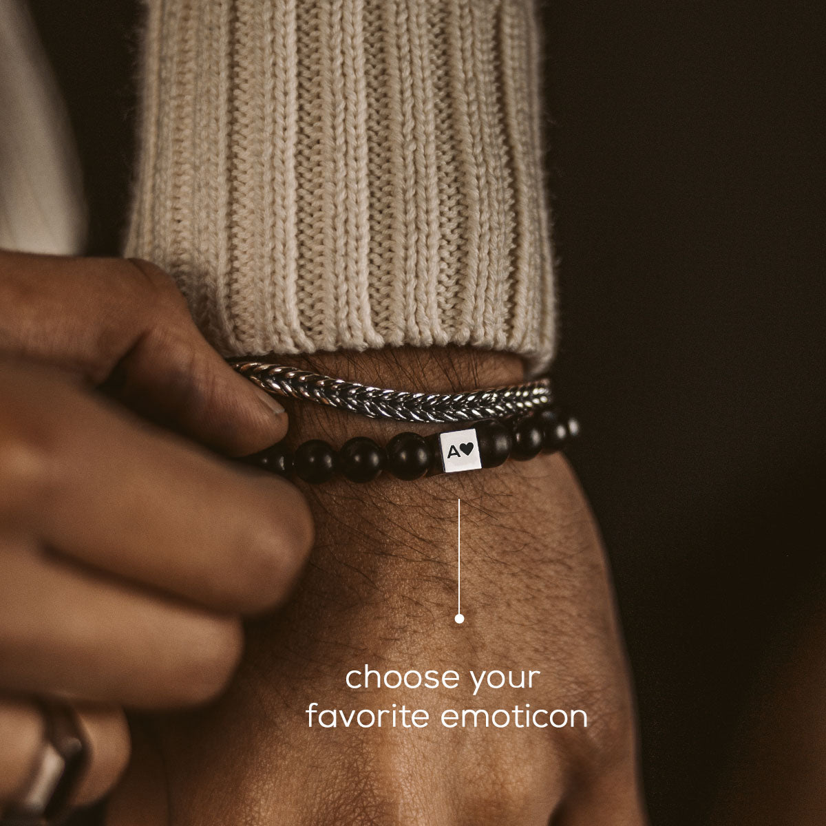 Gravure d'un emojie et d'une lettre en forme de coeur sur un bracelet pané