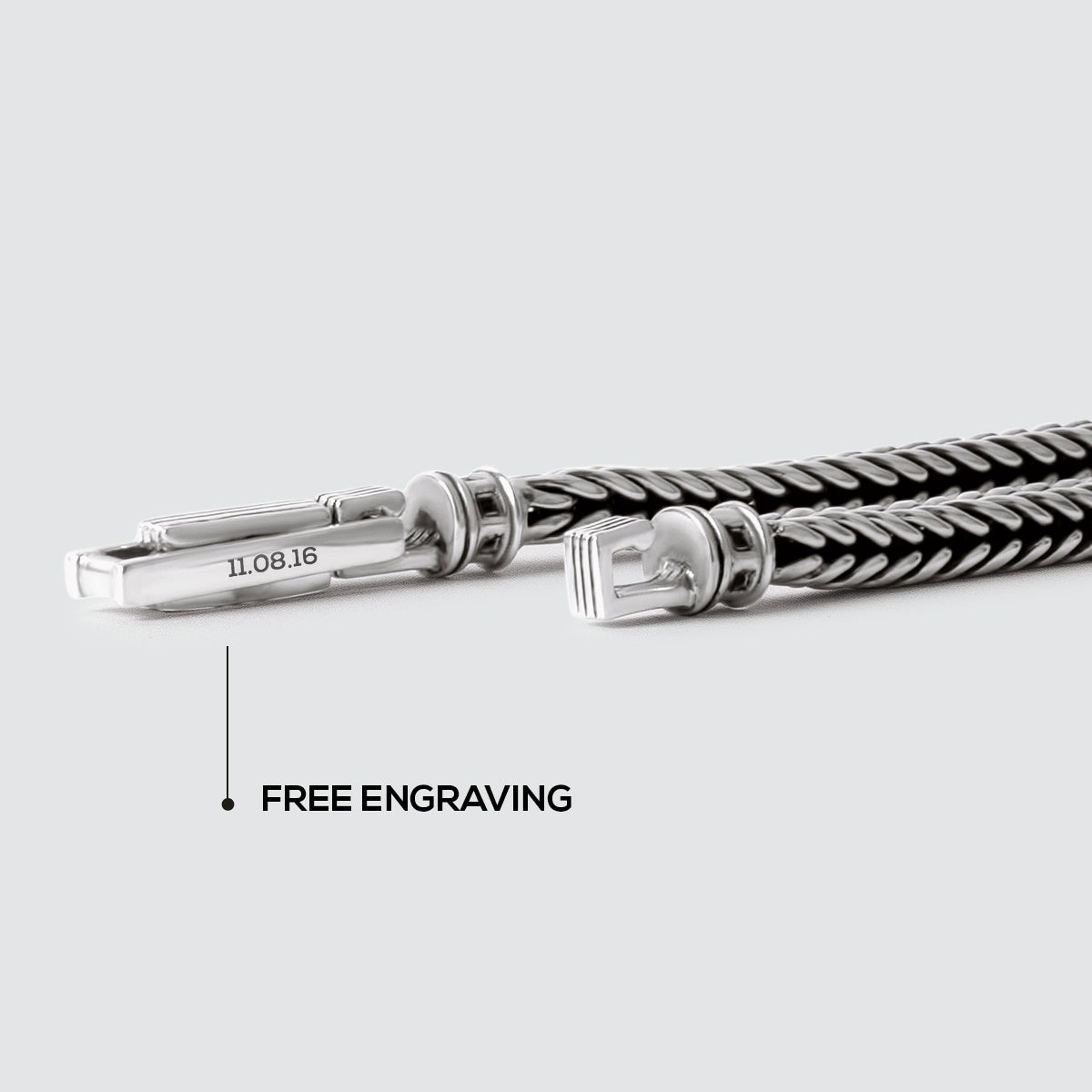 Un bracelet en argent avec une gravure gratuite.