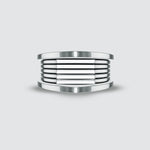 Een Yanel - Geoxideerd Sterling Zilveren Ring 10mm met een gestreept patroon.