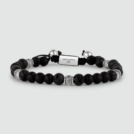 Vooraanzicht van de verstelbare Kaliq-heren armband met onyx-zwarte kralen in zilver van Ninetwofive.