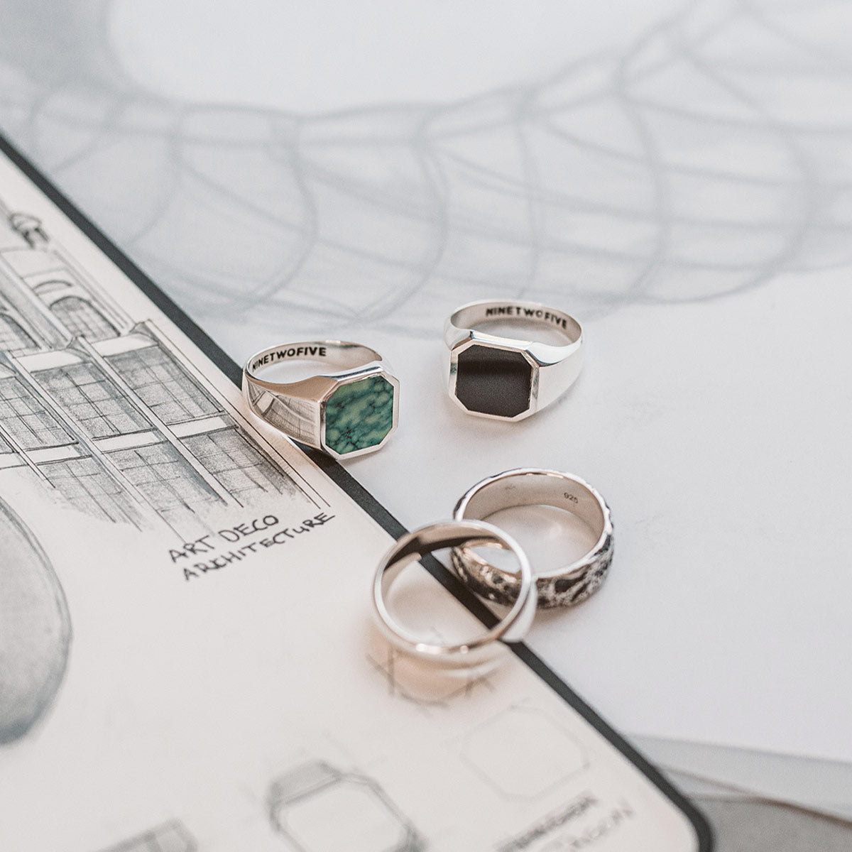 A sketch of a ring with a stone on it.