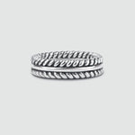 Een heren Zahir - Sterling Zilveren Veren Ring 6mm met een gevlochten patroon.