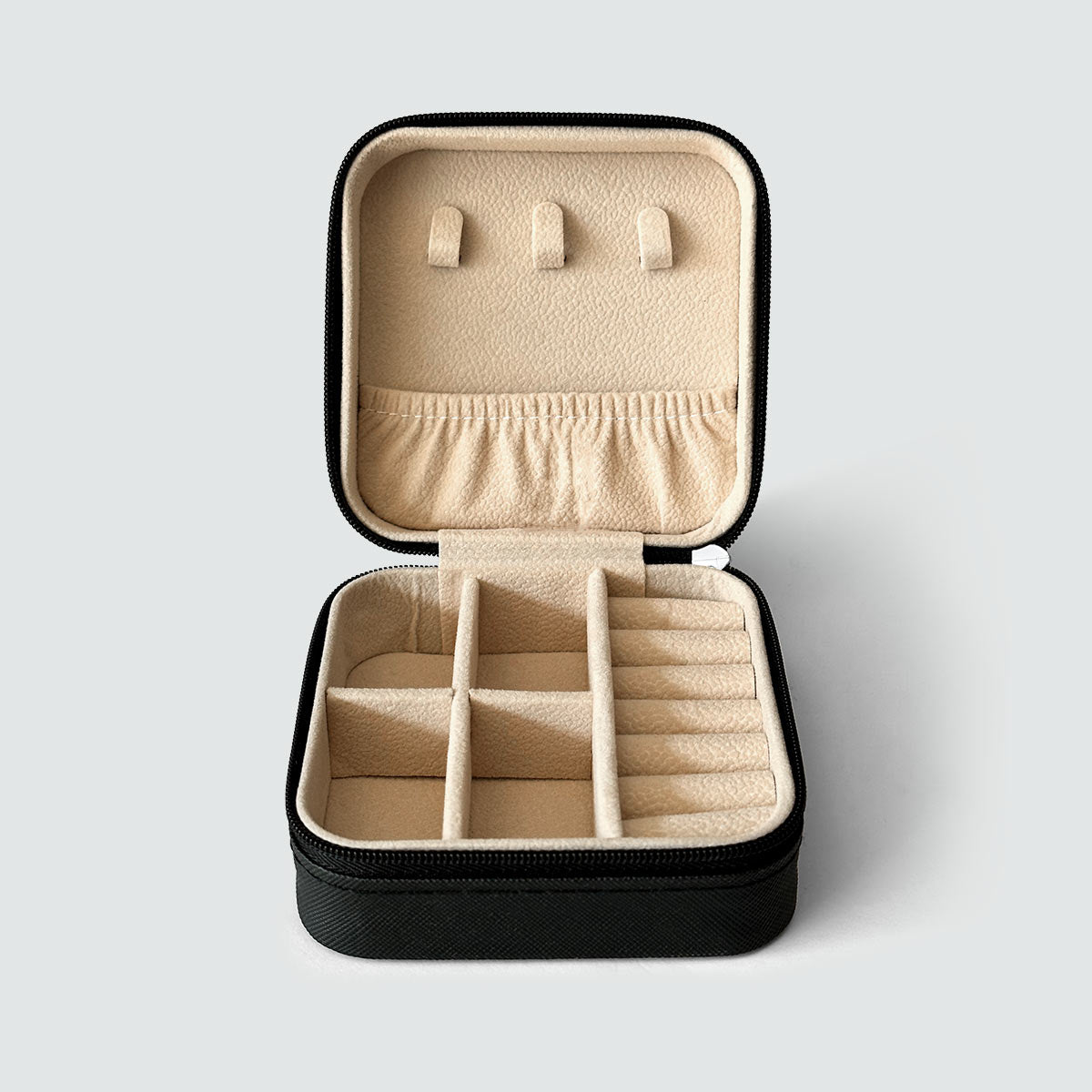 Binnenzicht van de Ninetwofive box met vakjes voor zilveren herenringen en -kettingen.