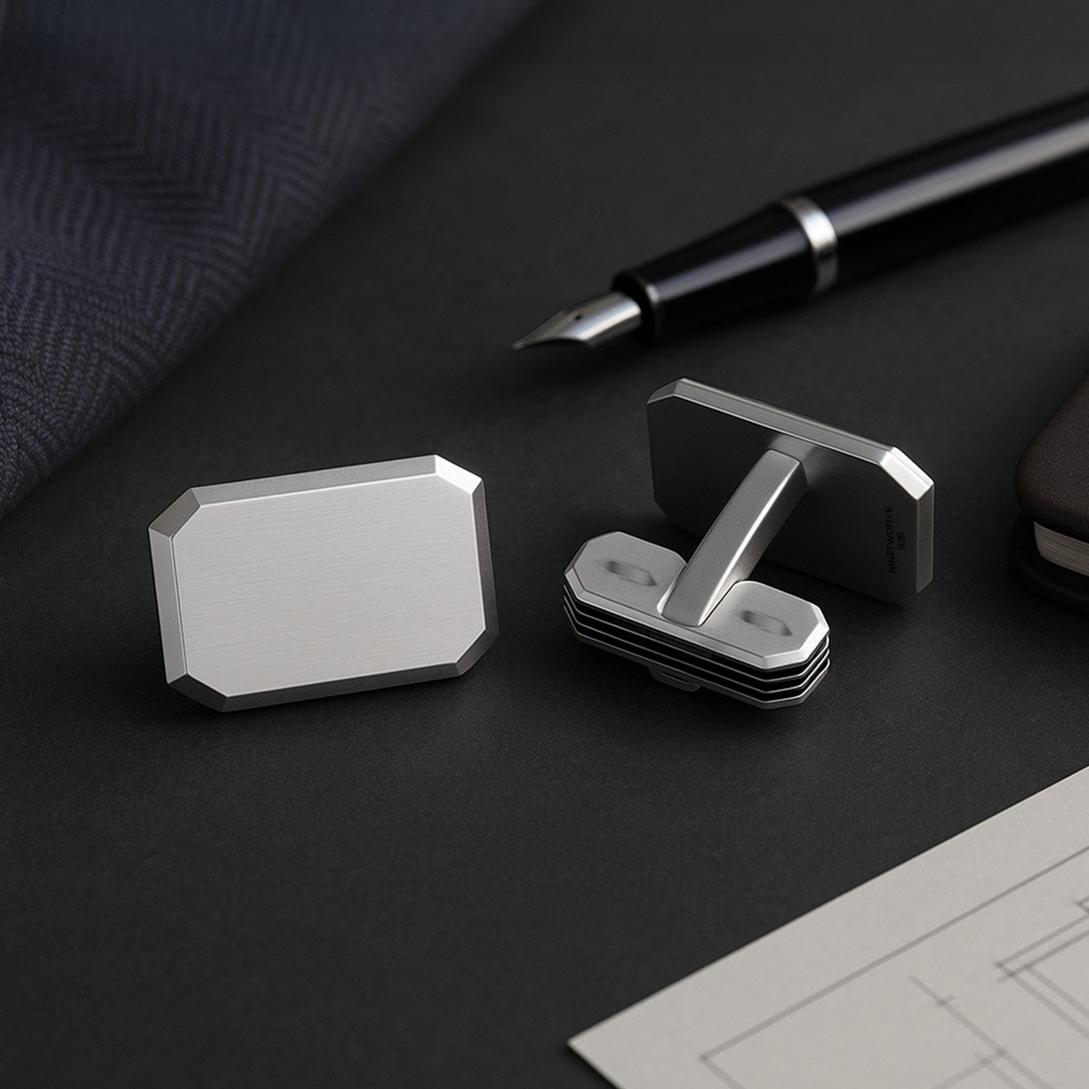 Nayel mat ontwerp zilveren heren manchetknopen van Ninetwofive met een bout pen.