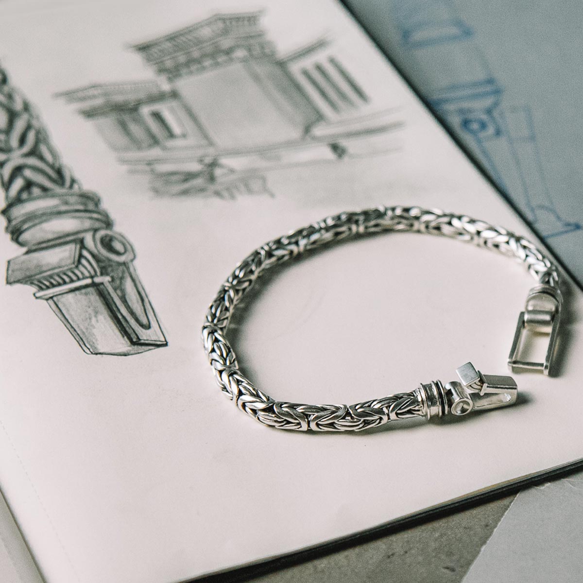 A drawing of a bracelet.