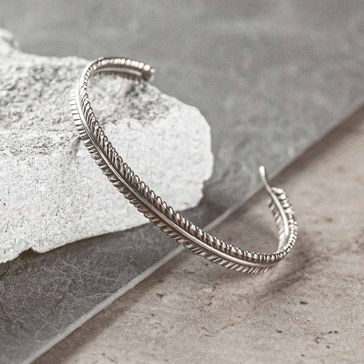 Un bracelet en argent au sommet d'un rocher.