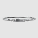 Argent boîte bracelet en chaîne sur fond gris clair
