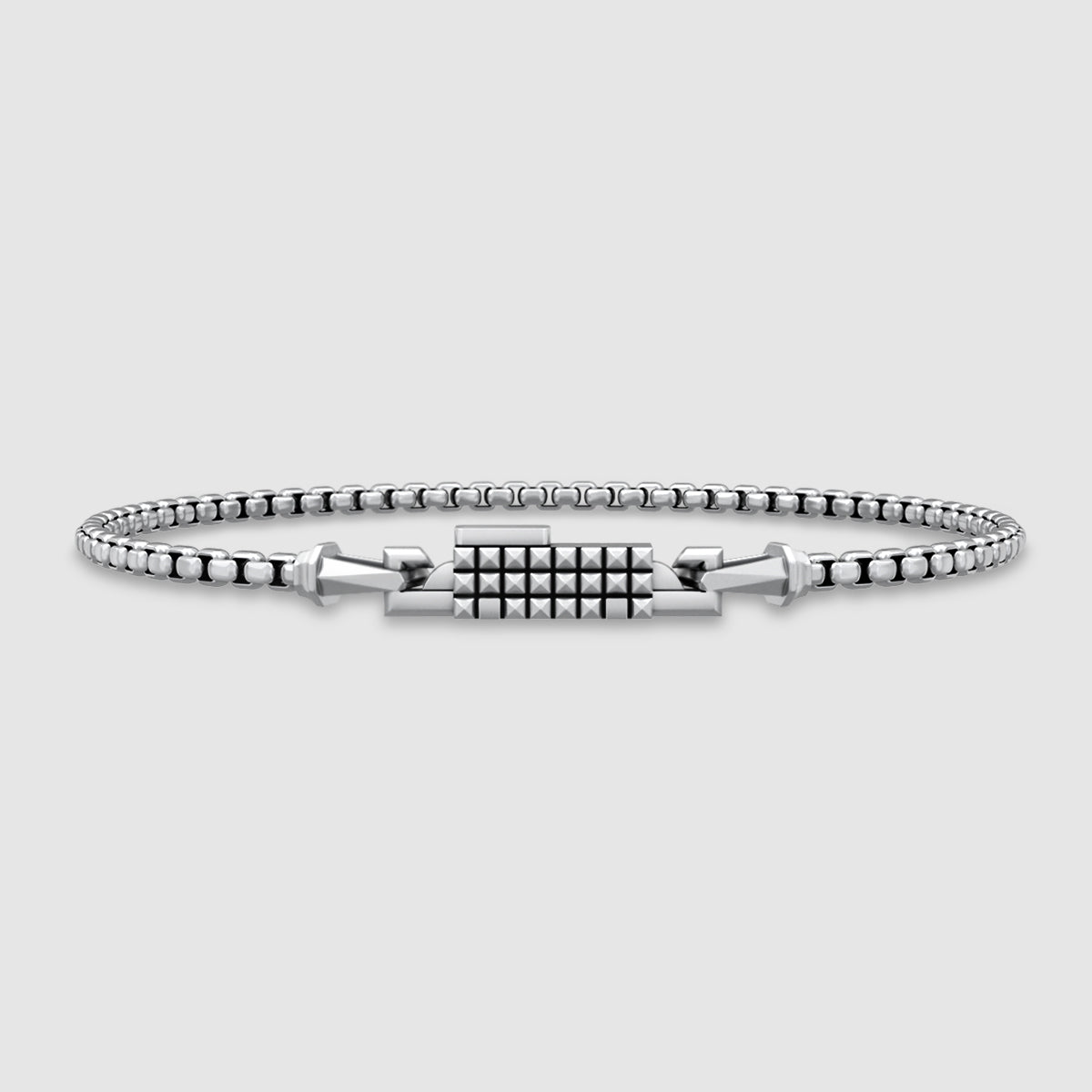 Argent boîte bracelet en chaîne sur fond gris clair