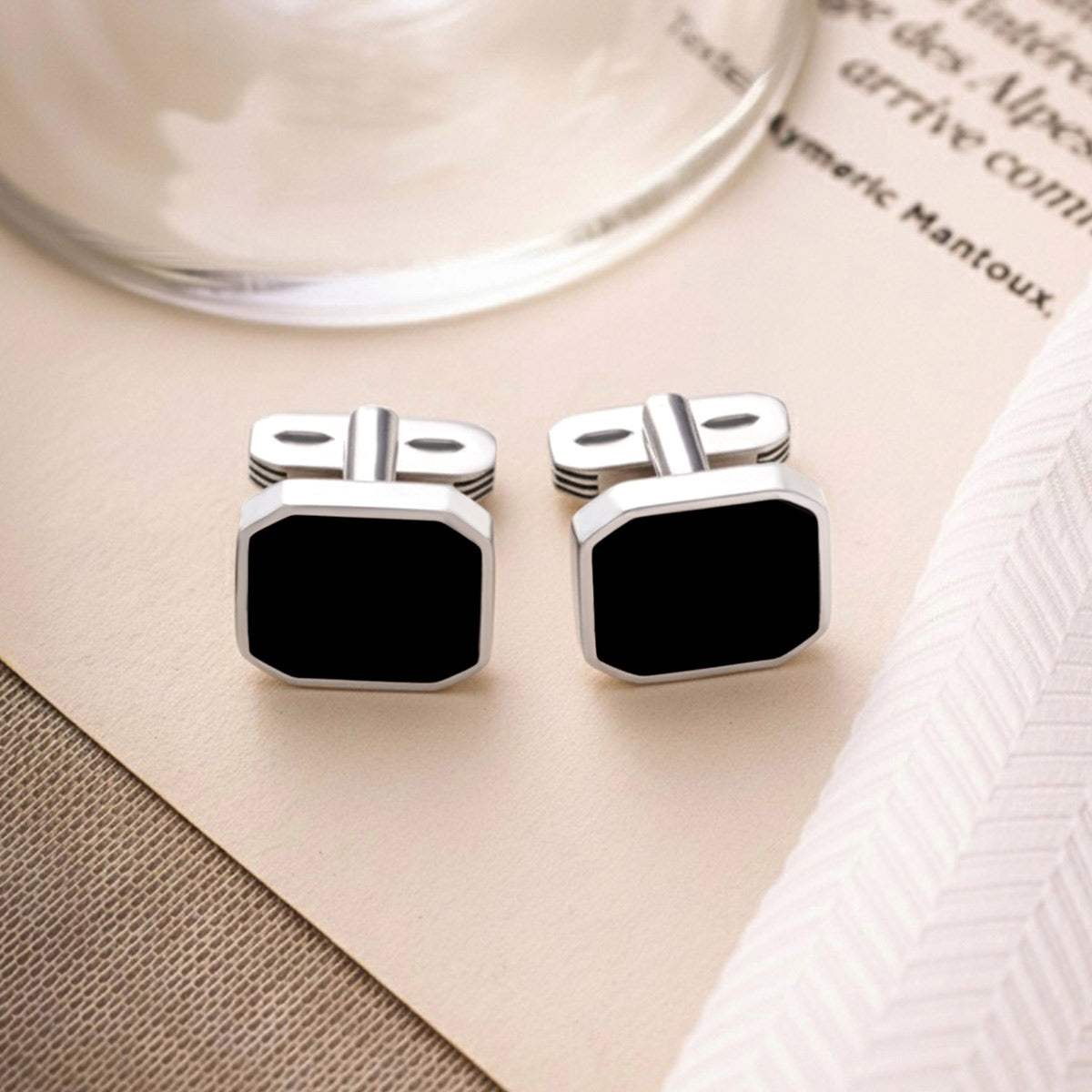 Nael Black Onyx heren manchetknopen in sterling zilver van Ninetwofive op gebreid off white doek.
