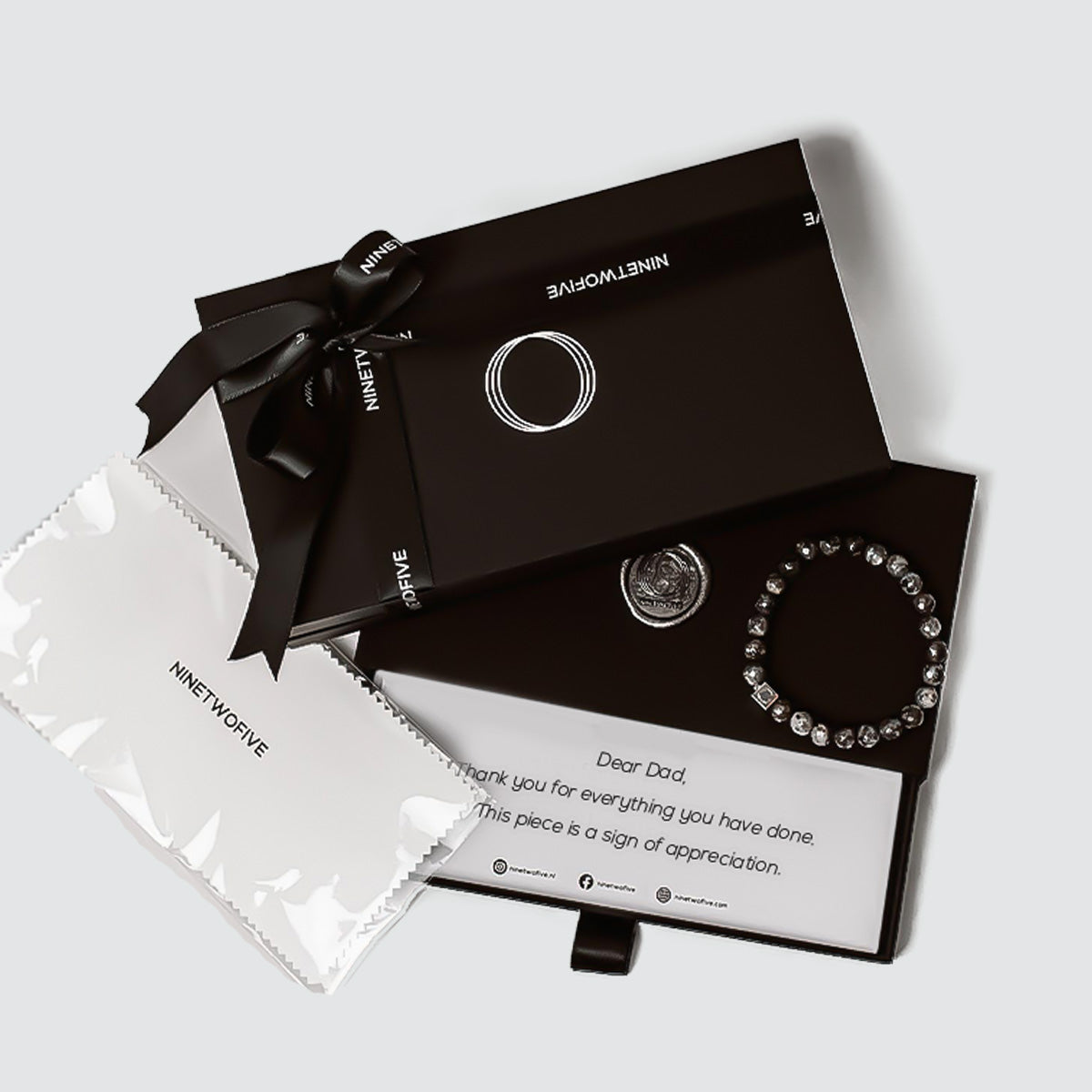 Gepersonaliseerd box op maat gemaakt cadeau voor hem door Ninetwofive. Een persoonlijke noot binnenin