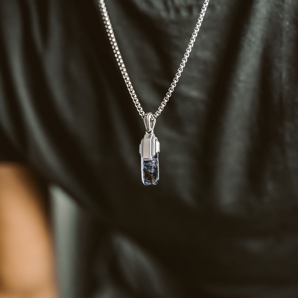 Tahrir - Pendantif Art Déco en argent bleu Pietersite