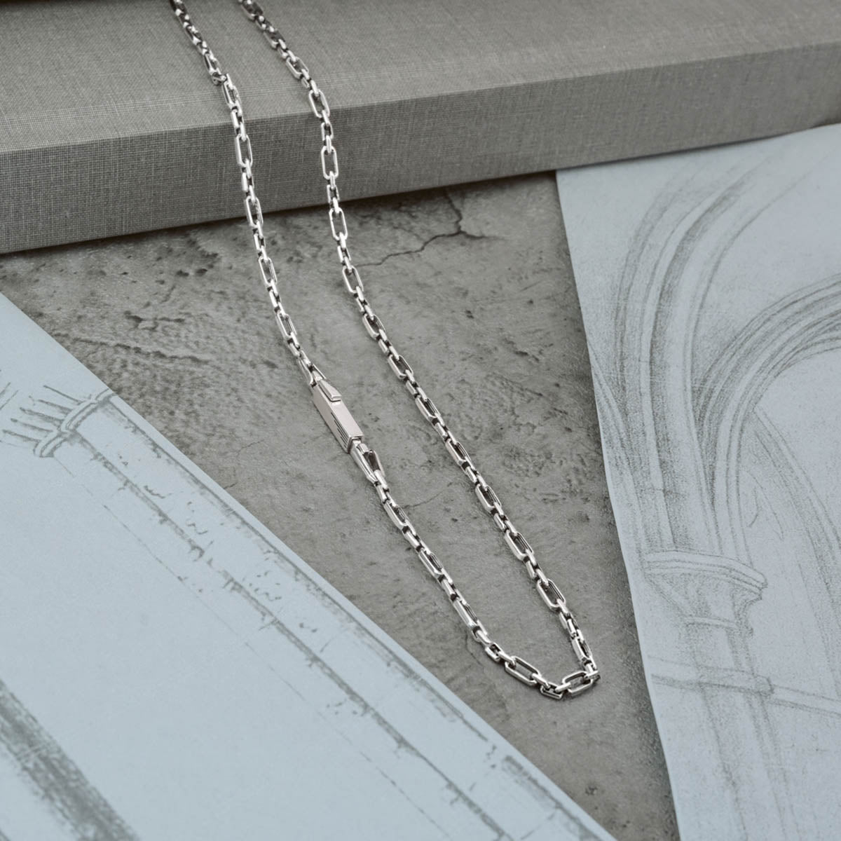 Qaws 925er Sterlingsilber-Gliederkette mit Skizze eines vom Bogen inspirierten Designs. Ninetwofive