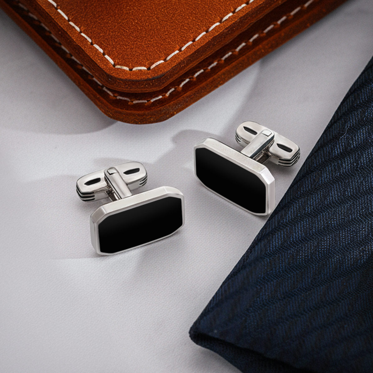 Rael zwarte onyx manchetknopen in sterling zilver van Ninetwofive.