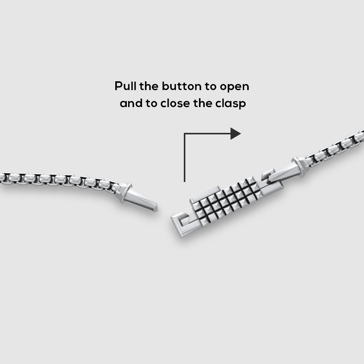 Argent boîte bracelet en chaîne avec mécanisme de fermeture sur fond blanc