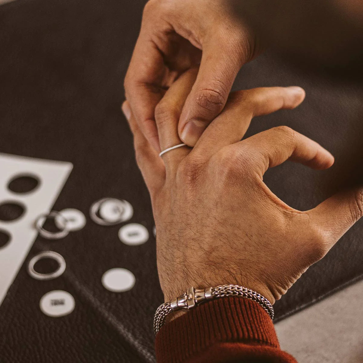 Herren-Silberring-Größentabelle zum Messen des Ringfingers. Ninetwofive
