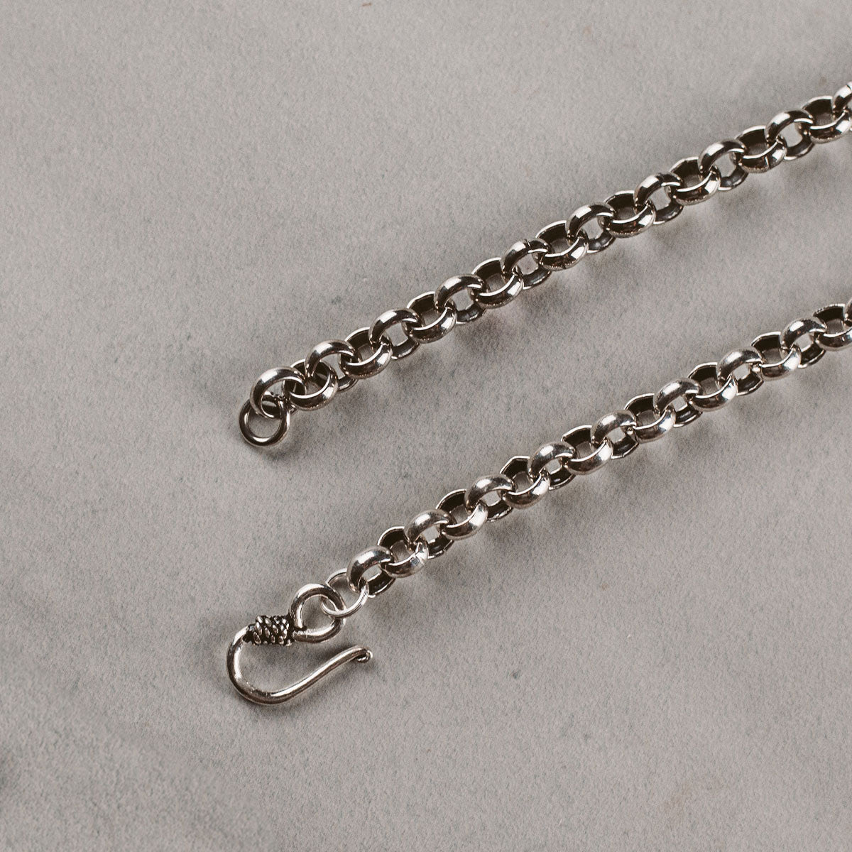 Une chaîne en argent avec un crochet.