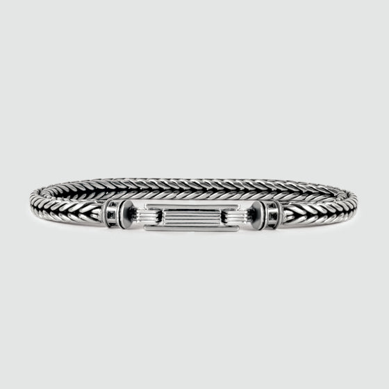 Vooraanzicht van de Adam-armband voor heren van gevlochten sterlingzilver van Ninetwofive.