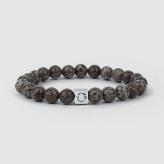 Albuna men's brown beaded bracelet, featuring a silver square charm engraved with the Ninetwofive logo.