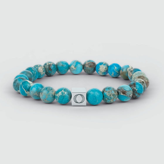 Bracelet à perles pour homme « turquoise » d'Alfiruz, orné d'un pendentif carré en argent gravé du logo « Ninetwofive ».