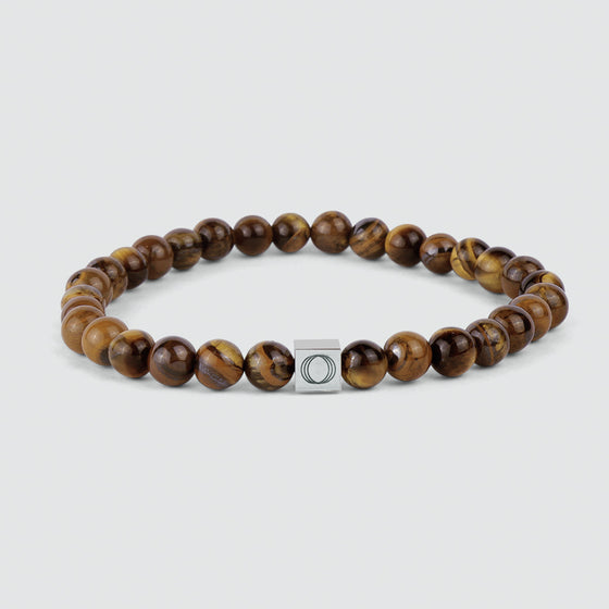 Bracelet pour homme Alnamr composé de perles en œil-de-tigre, orné du logo « Ninetwofive » gravé.