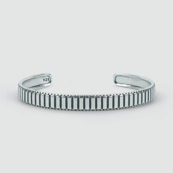 Ein Kenan-Herrenring aus Sterlingsilber, „Armreif“, 7 mm, mit Streifenmuster, individuell für Männer gestaltet.