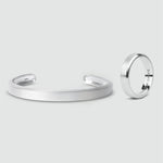 Ein Paar Boulos und Tamir - set Manschetten und ein Boulos und Tamir - set Ring, handgefertigt aus 925er Silber.
