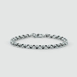 Un bracelet Ishak en argent sterling avec des maillons de 6 mm sur fond blanc.