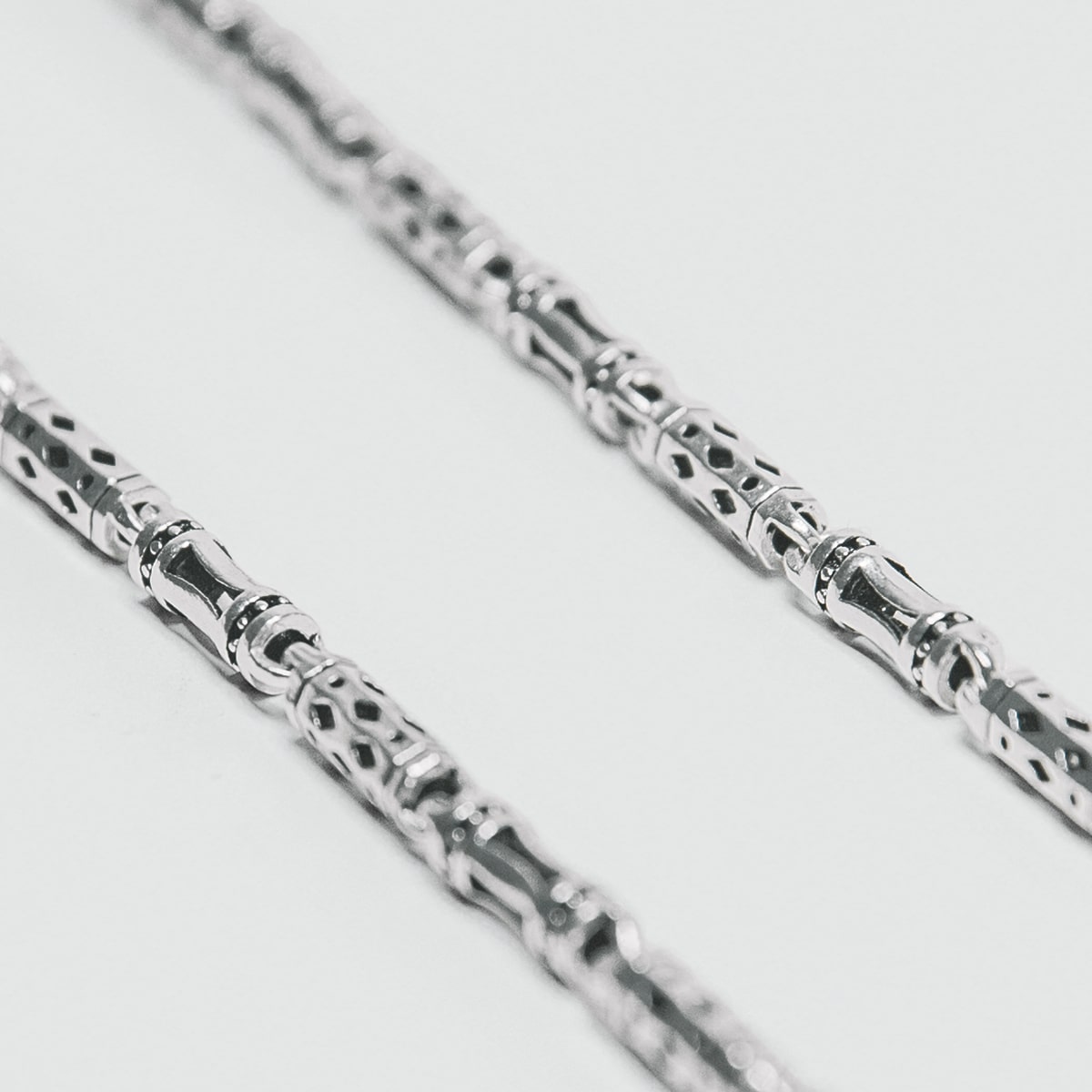 Kadeem - Ornements en argent sterling Collier 3.5mm, disponibles en longueurs de 50cm et 60cm, présentés sur une surface blanche.