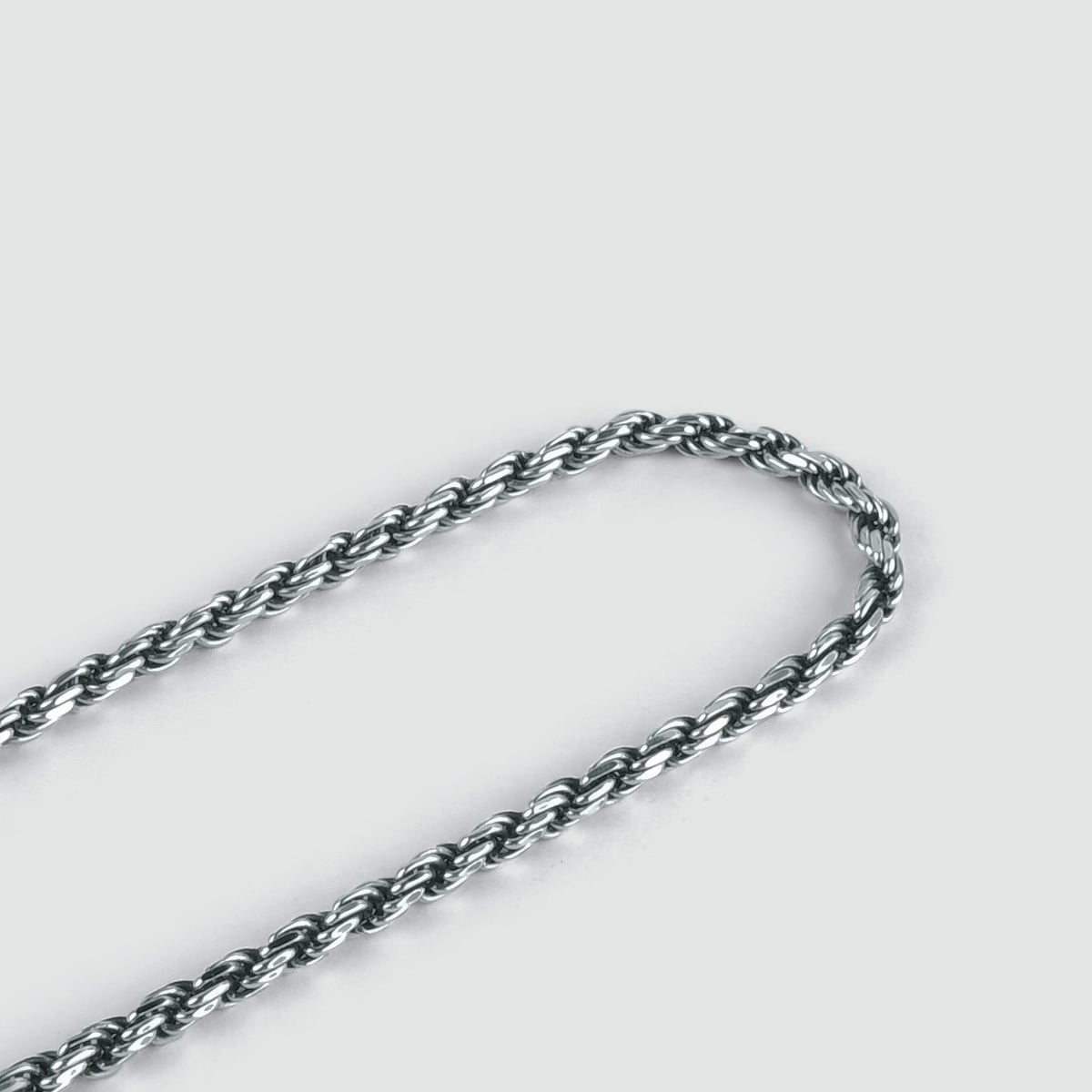 Munir - Sterling Silver Rope Collier 3mm est une chaîne de corde en argent 925 fabriquée à la main, d'une longueur de votre choix, présentée sur un fond blanc.