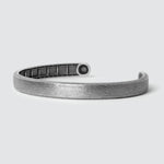 Ein Fudail - Rough Brushed Sterling Silber Armreif 8mm auf einem weißen Hintergrund.