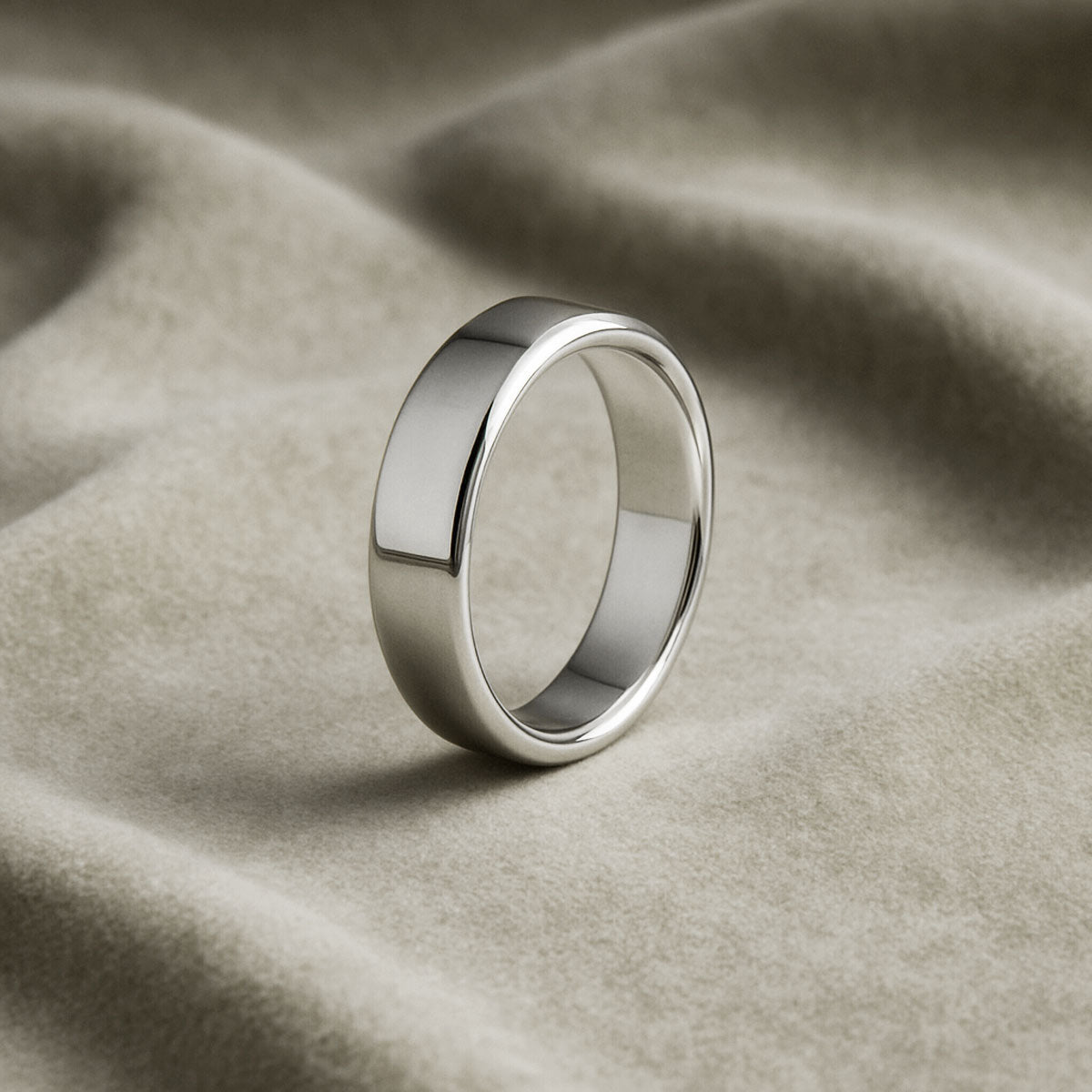 Seitenansicht eines Rings aus 925er Sterlingsilber, ein polierter Ring von Ninetwofive