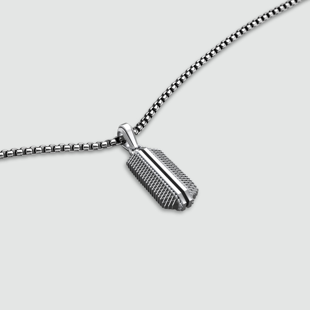 Draufsicht auf einen silbernen Herrenanhänger von Ninetwofive, der Design und Details des Anhängers hervorhebt.