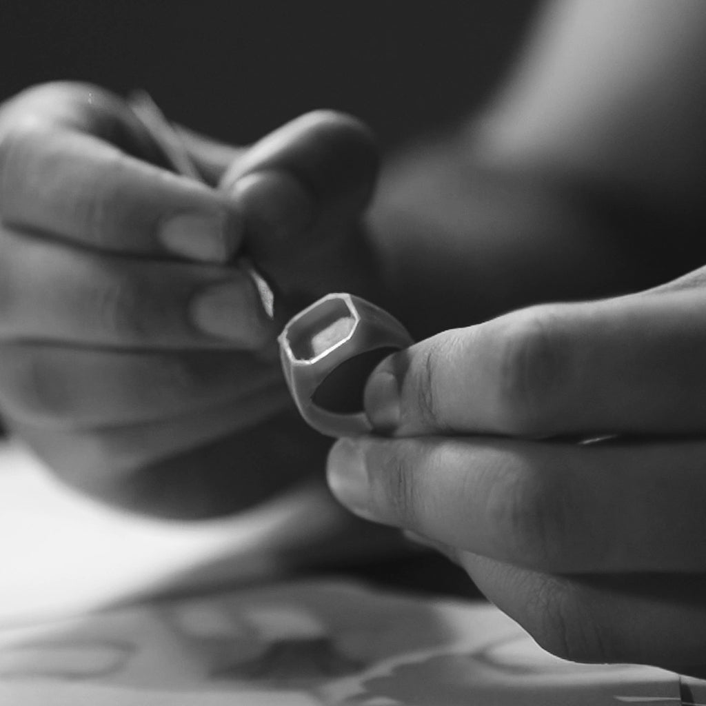 Ein Foto von einer Person, die einen Ring herstellt.