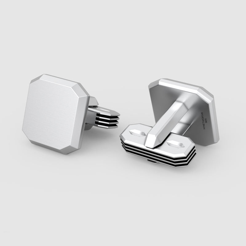 Présentation des boutons de manchette pour homme en argent 925 avec fermoir pivotant et vue de profil du modèle Hayel, disponible sur Ninetwofive.