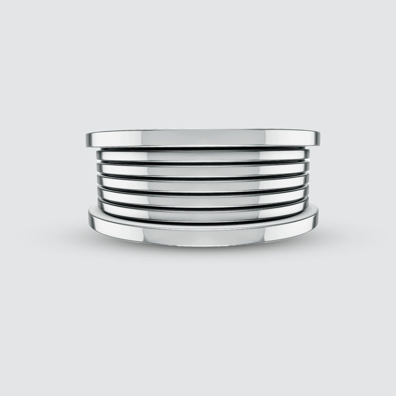 Une bague homme Yanel en argent gravée avec l'image d'une bague en argent, sur fond blanc.