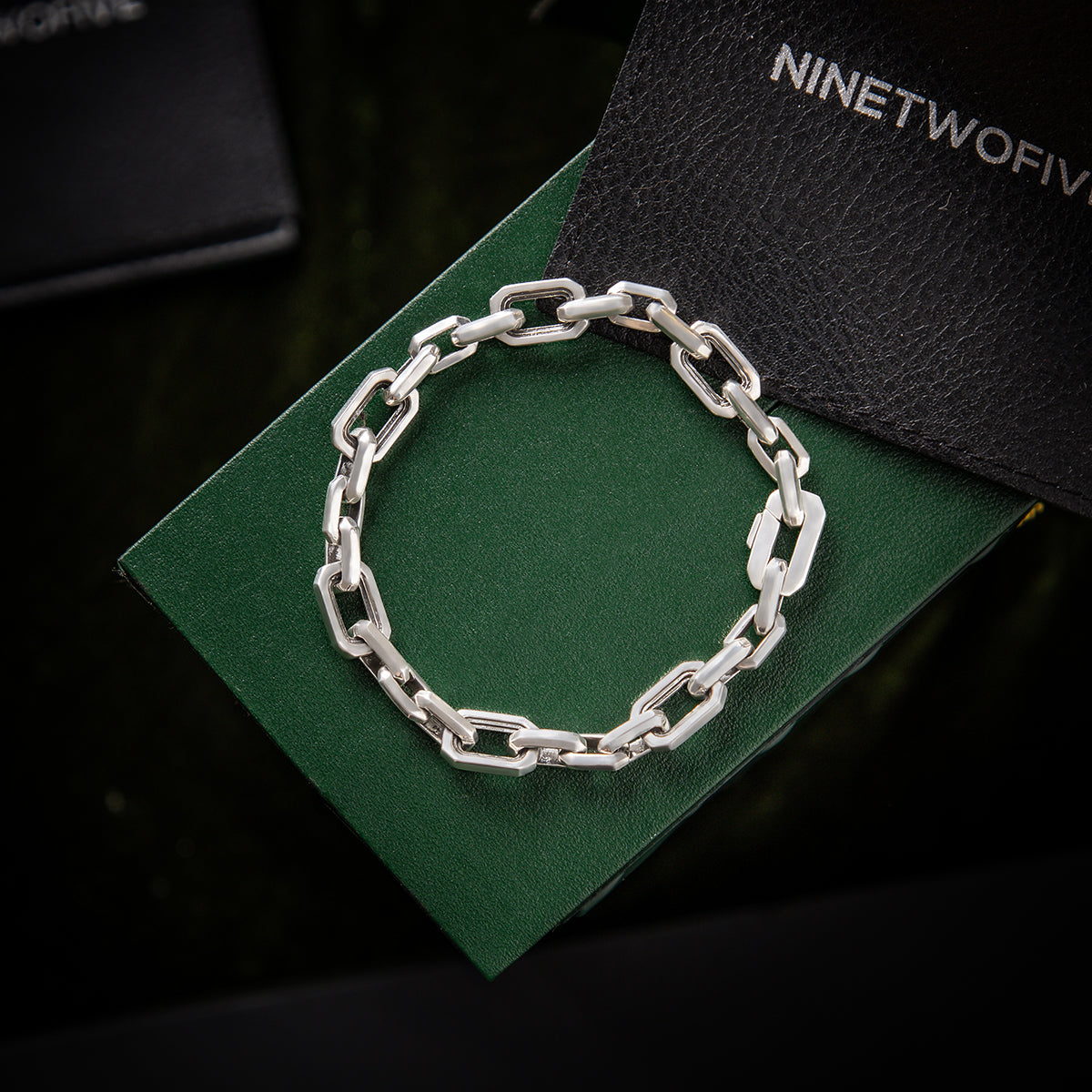 Armband aus 925er Sterlingsilber mit grünem Etui und ninetwofive