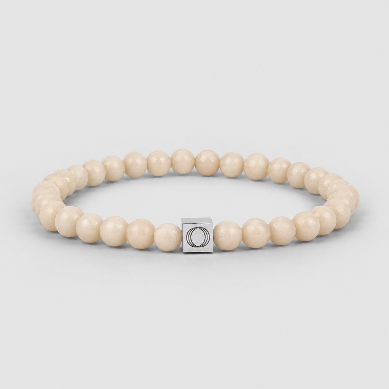 Albij men's beige beaded bracelet, featuring a silver square charm engraved with the Ninetwofive logo.
