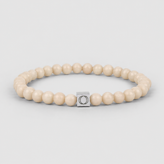 Albij men's beige beaded bracelet, featuring a silver square charm engraved with the Ninetwofive logo.