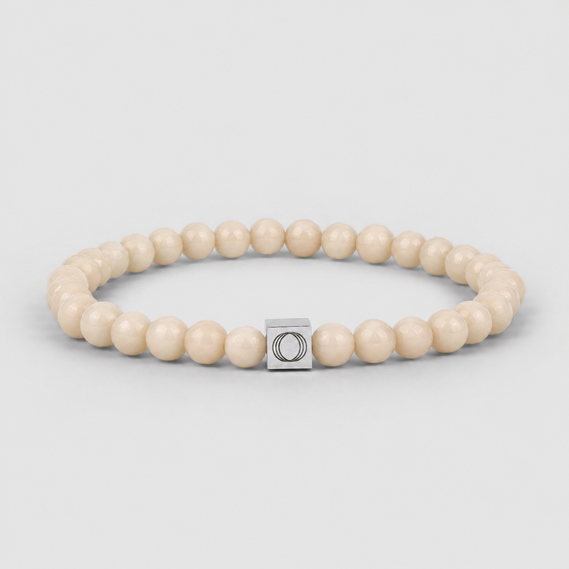 Albij men's beige beaded bracelet, featuring a silver square charm engraved with the Ninetwofive logo.