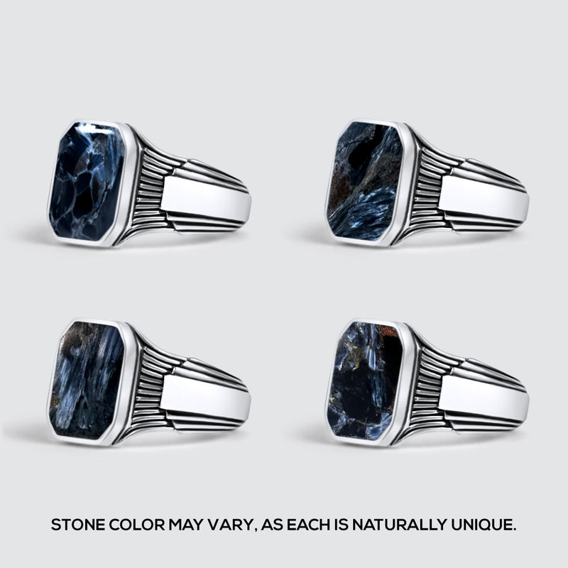 Vier Bariq-heren ringen van sterlingzilver, vanuit dezelfde hoek gefotografeerd om de kleurvariatie van de blauwe steen te laten zien.