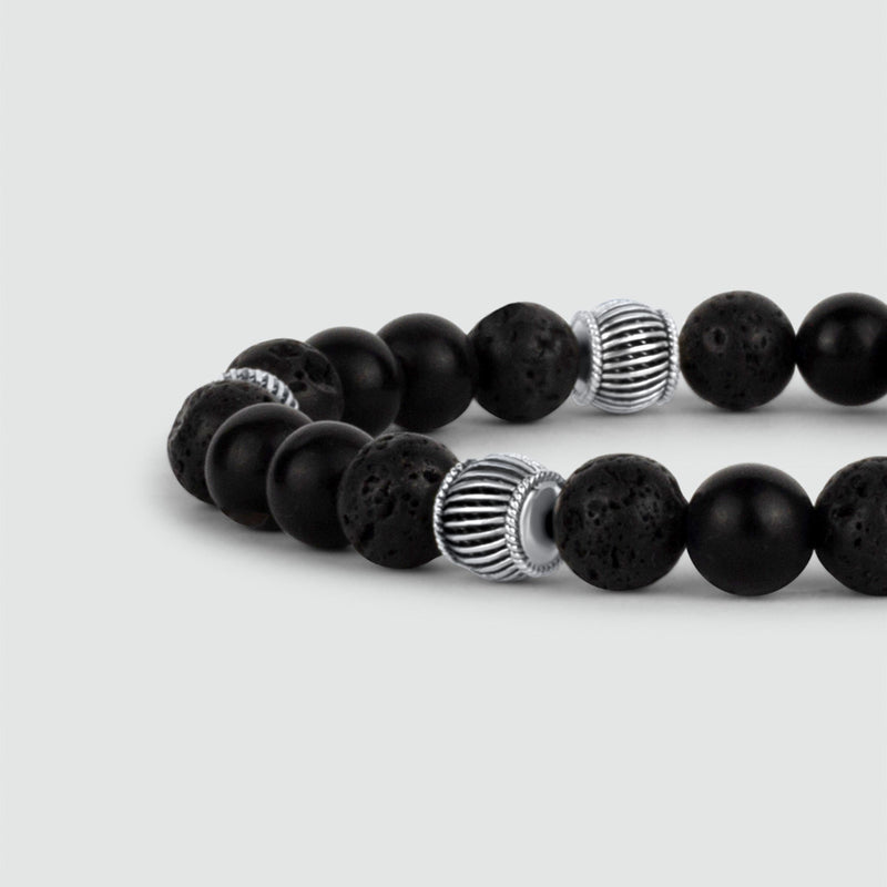 Close-up hoekaanzicht van de Kaliq verstelbare zwarte onyx heren armband in 925 sterling zilver.