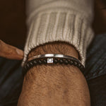 Ein Mann trägt das Aswad - Matt Black Beaded Bracelet 6mm.