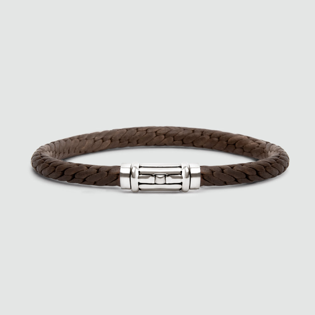 Taissir - Un bracelet en cuir marron avec un fermoir en argent, parfait pour les hommes à la recherche d'un accessoire unique.