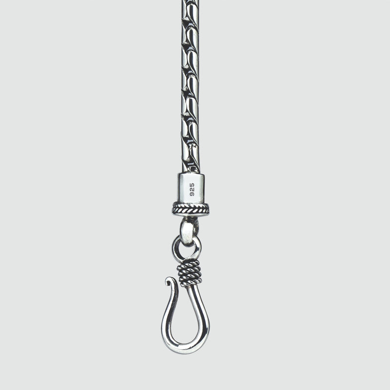 Minimalistische heren armband van sterlingzilver van Emir, voorzien van een gegraveerd ontwerp en een veilige sluiting, van Ninetwofive.