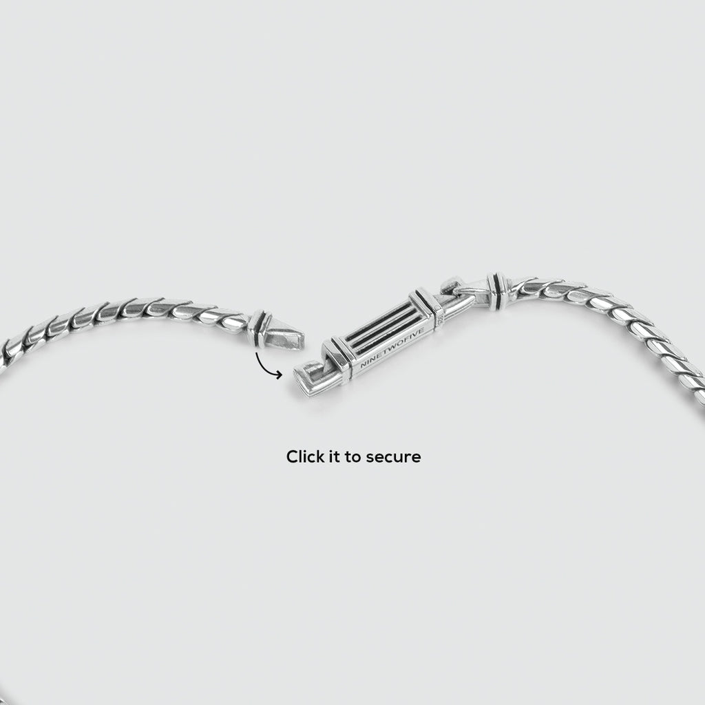 Un collier minimaliste en argent sterling de 2,5 mm fait à la main par Emir, avec un fermoir, disponible en différentes longueurs.