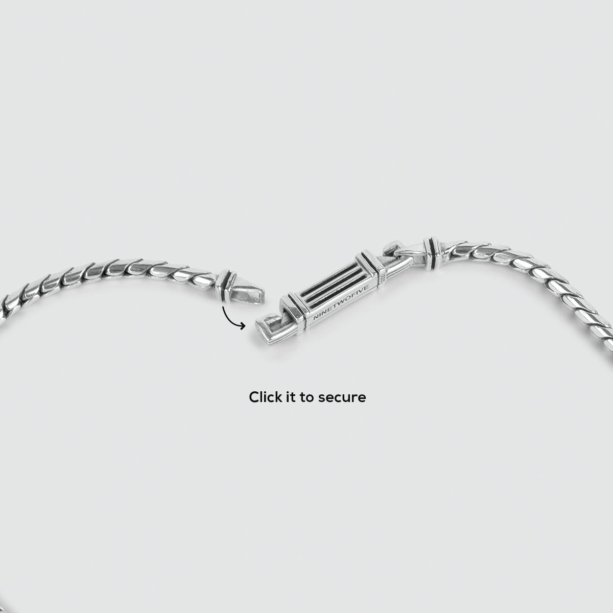Un collier minimaliste en argent sterling de 2,5 mm fait à la main par Emir, avec un fermoir, disponible en différentes longueurs.
