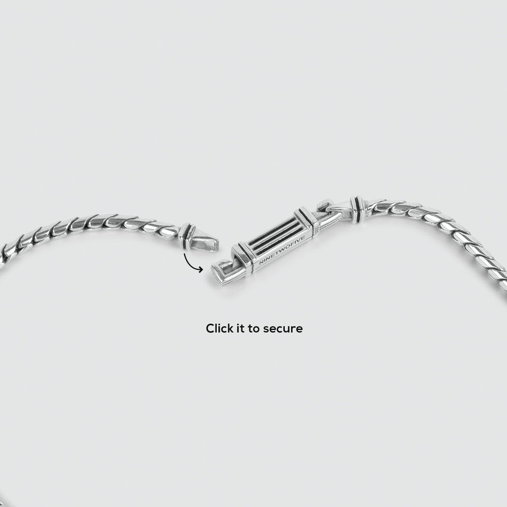 Eine handgefertigte Emir - Sterling Silber Minimalistische Halskette 2,5mm mit einem Verschluss, erhältlich in verschiedenen Längen.